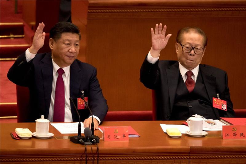 Chinas Staats- und Parteichef Xi Jinping (l) beim 19. Parteikongress der Kommunistischen Partei. Rechts sitzt der ehemalige Staatspräsident Jiang Zemin, der im Alter von 96 Jahren gestorben ist.