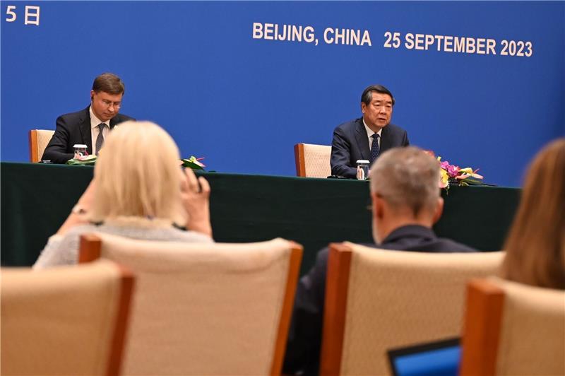 EU und China wollen trotz vieler Differenzen kooperieren Chinas Vize-Premier He Lifeng (r.) spricht neben EU-Handelskommissar Valdis Dombrovskis auf einer Pressekonferenz nach dem EU-China-Dialog zu Handel und Wirtschaft.