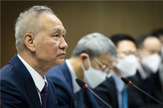Chinas Vizepremier Liu He nimmt an einem  Treffen teil.