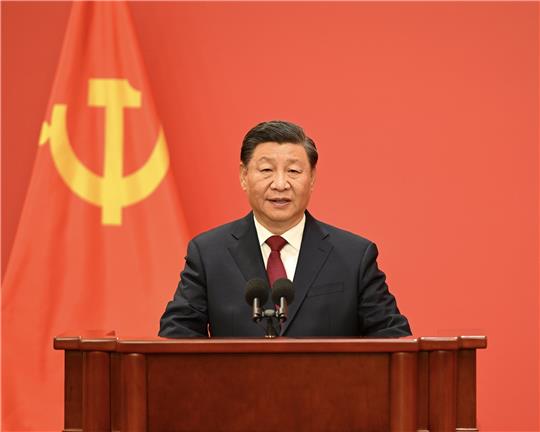 Chinas mächtiger Mann: Präsident Xi Jinping, Generalsekretär des Zentralkomitees der Kommunistischen Partei Chinas (KPCh), spricht vor Journalisten in der Großen Halle des Volkes. Foto: Li Xueren/dpa/XinHua
