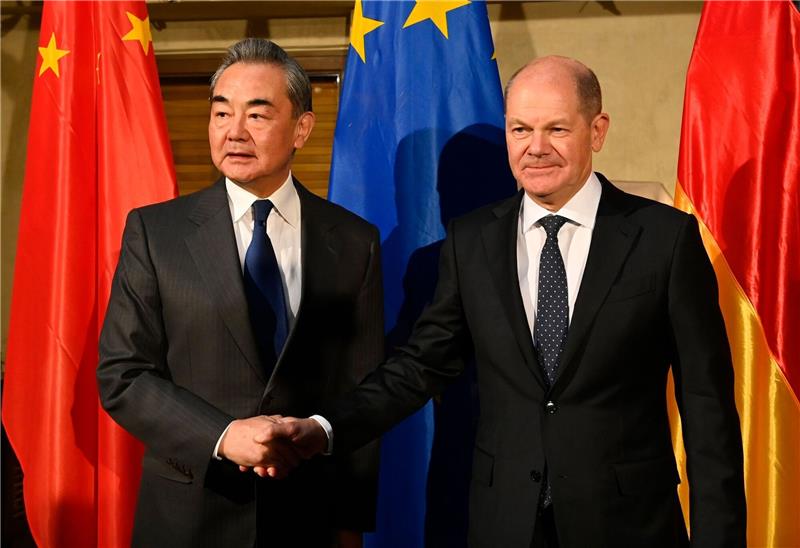 China will Zusammenarbeit mit Deutschland ausbauen Chinas oberster Außenpolitiker Wang Yi (l) und Bundeskanzler Olaf Scholz trafen sich am Rande der Münchner Sicherheitskonferenz.