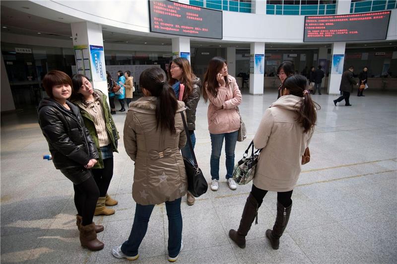 Jeder fünfte junge Chinese ohne Job Chinesinnen auf einer Jobmesse in der Stadt Qingdao auf der Suche nach Jobs.