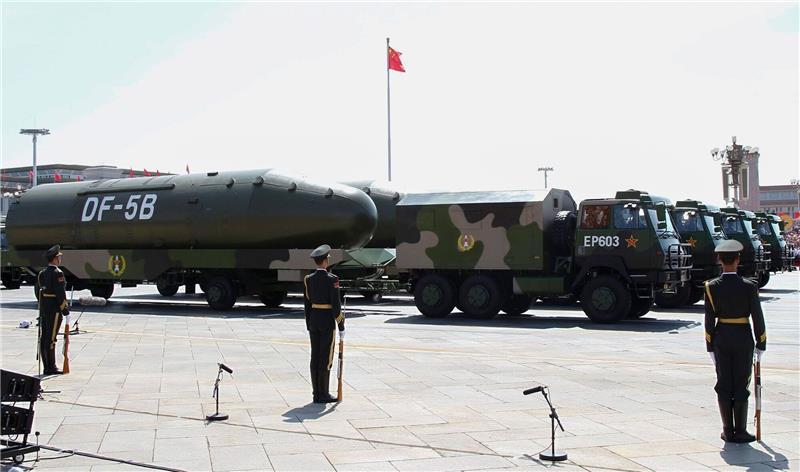 China treibt Ausbau von Nukleararsenal voran Chinesische Atomraketen Raketen des Typs Dongfeng-5B werden während einer Militärparade in Peking präsentiert (Archivbild).