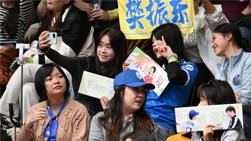 Hype um Tischtennis-Star: Fans aus China heiß auf Bundesliga Chinesische Fans in der deutschen Bundesliga.