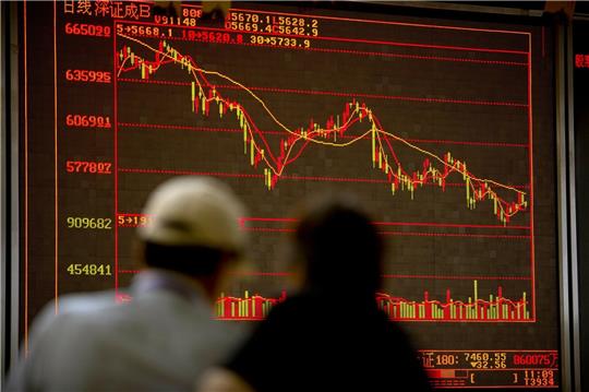 Chinesische Investoren beobachten die Aktienkurse in einem Brokerhaus in Peking.