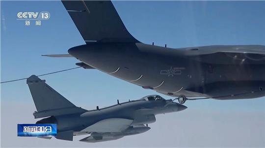 Chinesische Kampfjets bei einem Luftbetankungsmanöver an einem nicht näher bezeichneten Ort.
