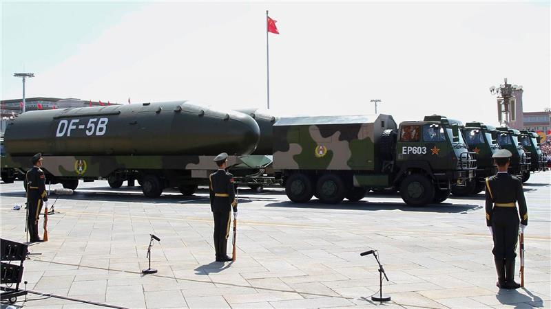 Chinesische Militärfahrzeuge mit Atomraketen während einer Parade in Peking. (Archivbild)