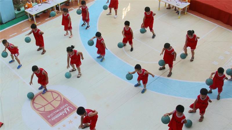 Chinesische Schulen sollen Kindern neben dem Sportunterricht die Möglichkeit geben, Ballsportarten zu spielen. (Archivbild)