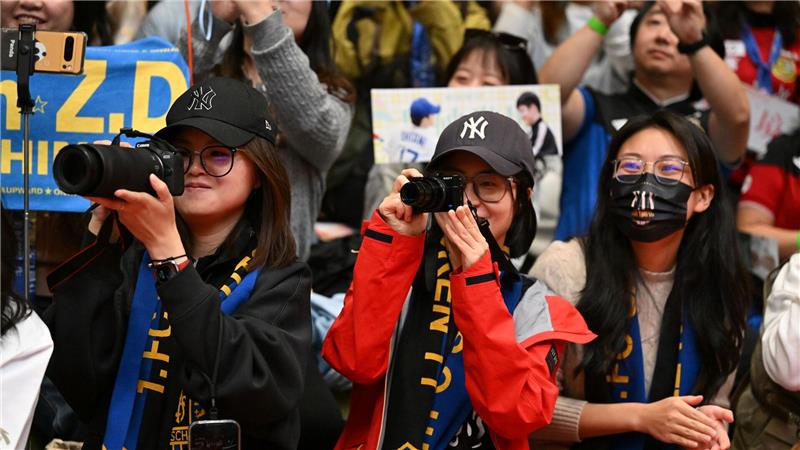 Chinesische Tischtennis-Fans beim Spitzenspiel der deutschen Bundesliga in Bremen.