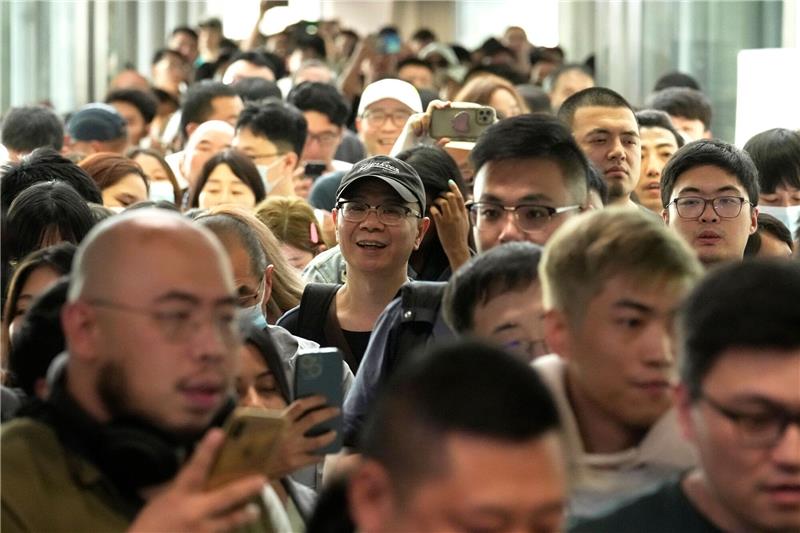 Mit diesem Trick will Thailand den Tourismus fördern Chinesische Touristen kommen am Flughafen Suvarnabhumi International Airport in der thailändischen Provinz Samut Prakarn an.