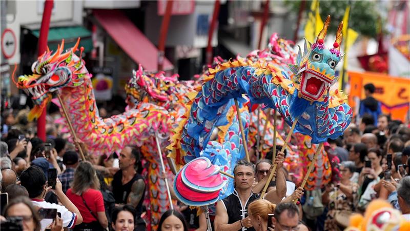 Chinesischer Drachentanz in Brasilien: Tänzer feiern das chinesische Neujahrsfest im asiatischen Viertel Liberdade im brasilianischen Sao Paulo.