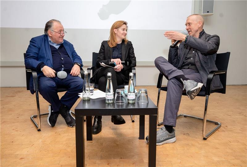 Choreograph William Forsythe gibt sein Archiv nach Karlsruhe Choreograf William Forsythe (r) spricht bei einem Pressetermin im Karlsruher Zentrum für Kunst und Medien (ZKM) neben Kunsthistorikerin Margit Rosen (M) und ZKM-Leiter Peter Weibel (l) über seine Arbeit.