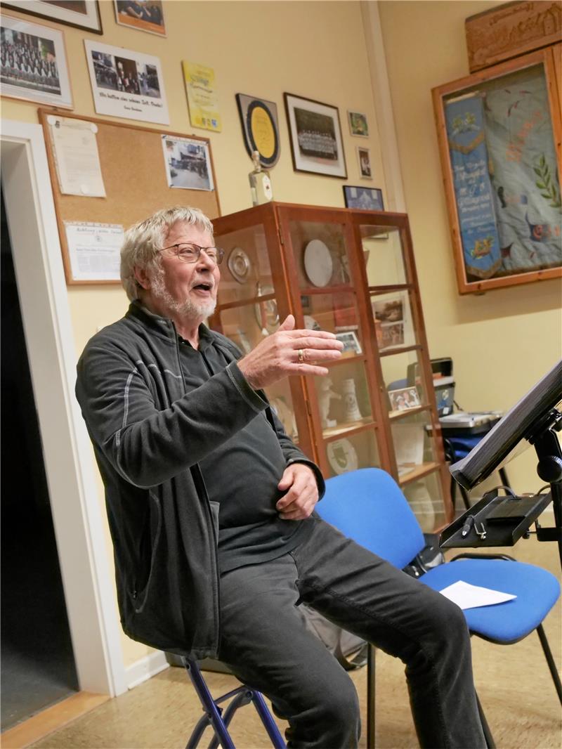 Göttingeröder Chor geht auch nach 75 Jahren nicht die Puste aus Chorleiter Peter Wegener. Foto: Potthast