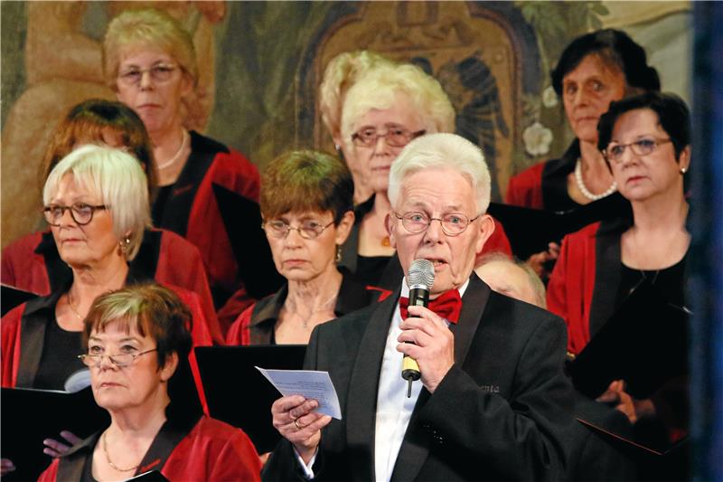 Nach 145 Jahren: Männergesang-Verein Juventa macht Schluss Chorvorsitzender Klaus Wachtendorf am Mikrofon beim Neujahrskonzert in der Kaiserpfalz im Jahr 2017. Archivfoto: Epping