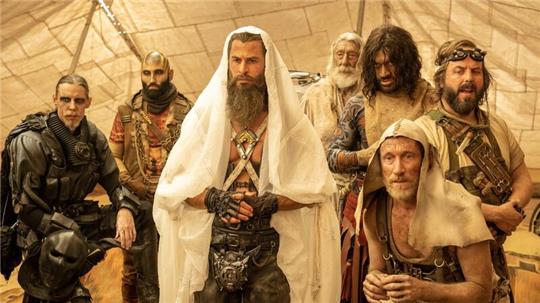 Chris Hemsworth als Dementus in einer Szene des Films „Furiosa: A Mad Max Saga“.