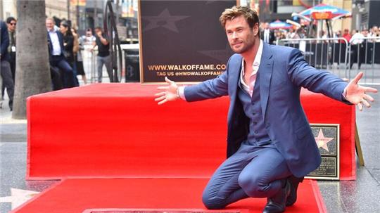 Chris Hemsworth mit seinem Stern auf dem Hollywood Walk of Fame.