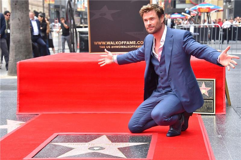Chris Hemsworth verwechselte Auszeichnungen Chris Hemsworth mit seinem Stern auf dem Hollywood Walk of Fame.