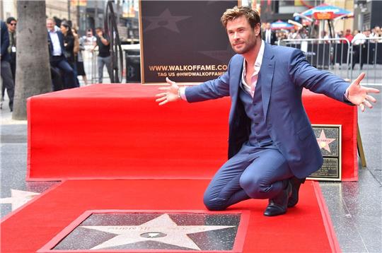 Chris Hemsworth mit seinem Stern auf dem Hollywood Walk of Fame.