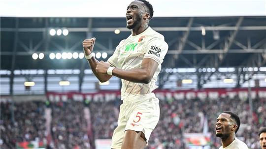 Chrislain Matsima beschert dem FC Augsburg das 1:0.