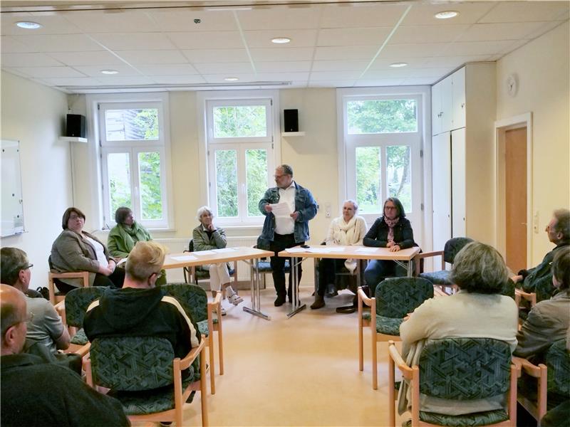 Zukunft des Pfarrhauses: Bürger äußern ihre Ideen Christa Eulert, stellvertretende Amtsleiterin im Kirchenkreis Harzer Land (v. li.), Superintendentin Ulrike Schimmelpfeng, Clausthals Kirchenvorstands-Vorsitzende Dorothee Austen und Pfarrer André Dittmann informieren. Mit am Tisch: Corinna Schlüter-Dech und Ute Oßwald-Franzke vom Zellerfelder Kirchenvorstand.