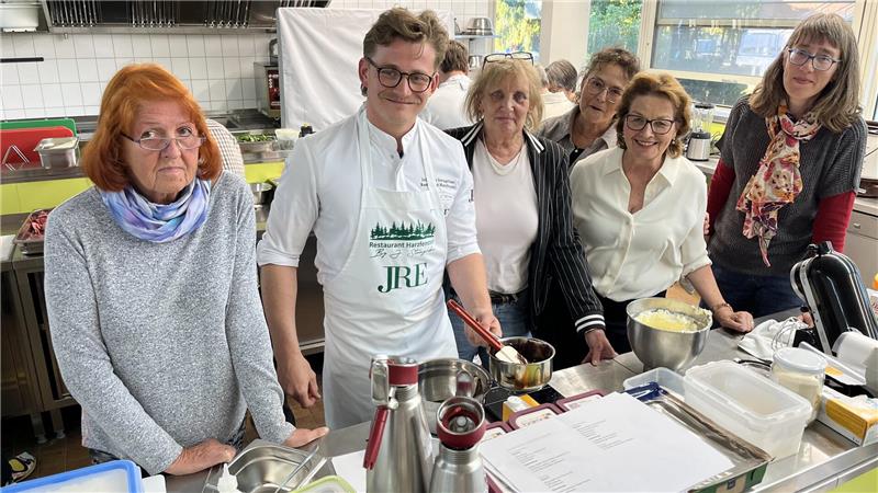 „Küche und Kultur“ läuft seit 25 Jahren: Zum Jubiläum kommt ein Profi Christa Hillebrandt (l.) aus Vienenburg macht seit 23 Jahren bei „Küche und Kultur“ mit. Die Kursleiterinnen Ursula Jung (3.v.l.) und Dagmar Mönnecke-Koroma (2.v.r.) haben ihn vor 25 Jahren ins Leben gerufen. Zum Jubiläum haben sie den Koch Johannes Steingrüber eingeladen.