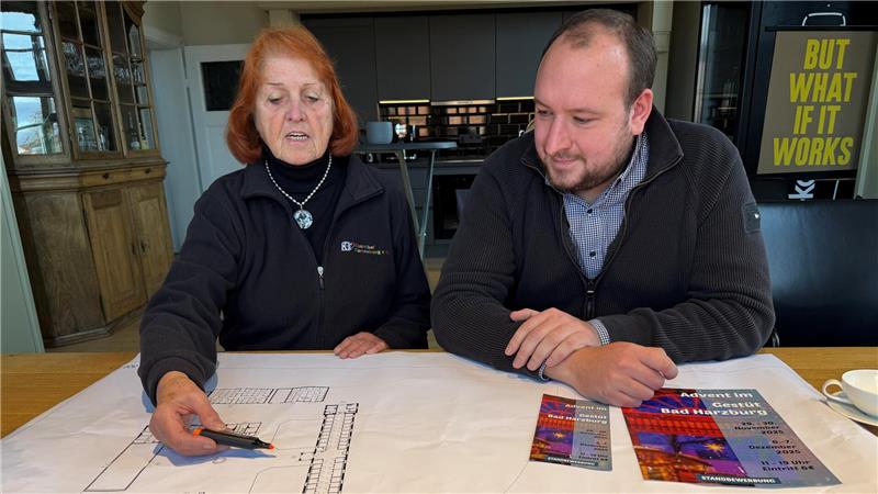 Christa Hillebrandt vom Kunsthof Vienenburg und Veranstalter Niklas Jira planen, wo auf dem weitläufigen Gelände welche Stände aufgebaut werden. Allein die überdachte Veranstaltungsfläche ist 3100 Quadratmeter groß.