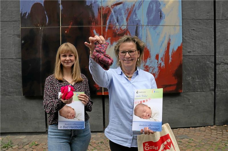 Christa Reinhardt ist neue Leiterin von "Hallo Baby" Christa Reinhardt (rechts) ist Goslars neue Frau für Willkommenskultur. Sie übernimmt das Projekt „Hallo Baby“ von Levke Ermert. Foto: Hartmann