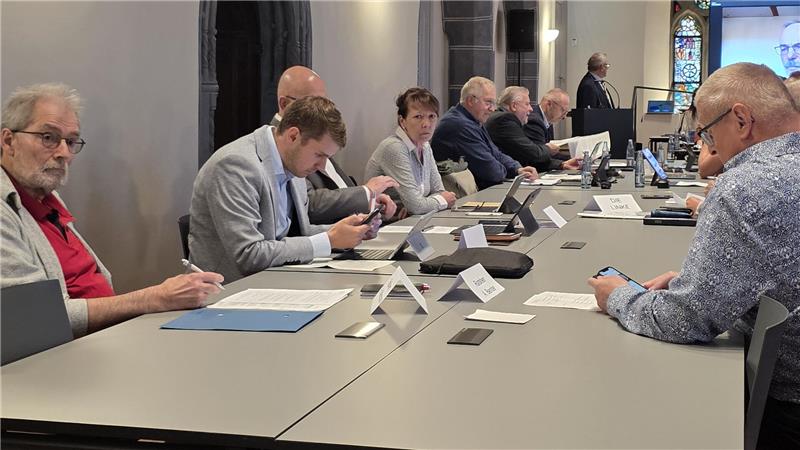 Christdemokrat Axel Bender (r.) ist jetzt fraktionslos und sitzt im Rat ab sofort Henning Wehrmann (l.) von der Bürgerliste gegenüber.