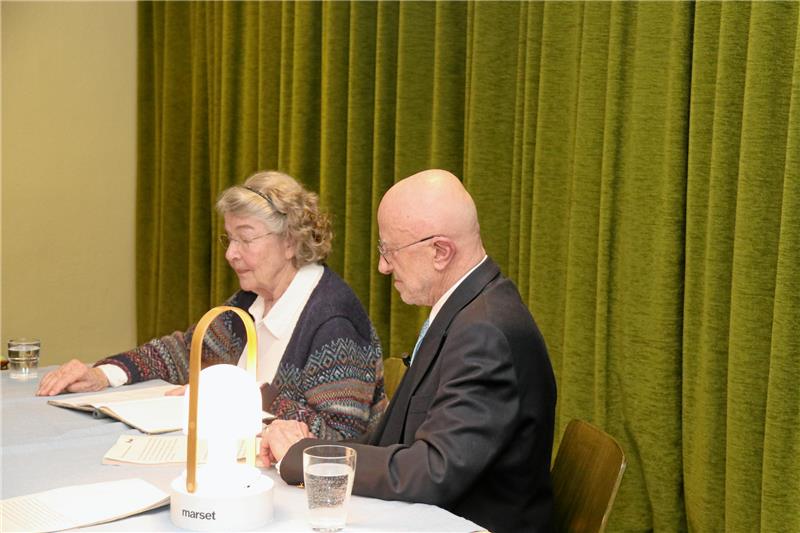 Ein SS-Mann als Vater – Lesung in Liebenburger Lewer Däle Christel Leuner und Dirk Kaesler stellen das Buch „Lügen und Scham“ vor. Foto: Hartmann