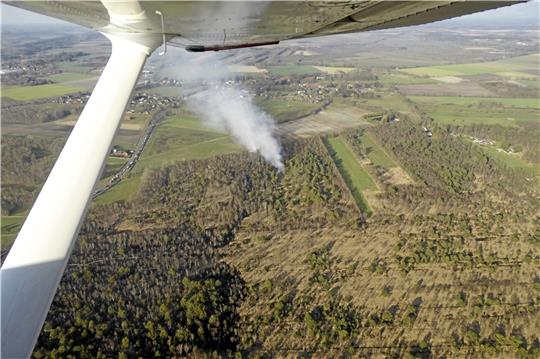 Christian Ahäuser (auf dem kleinen Bild zusammen mit Beobachter Moritz Horn, rechts) fliegt regelmäßig über Harz und Heide, um nach Waldbränden Ausschau zu halten.  Fotos: Feuerwehrflugdienst Niedersachsen