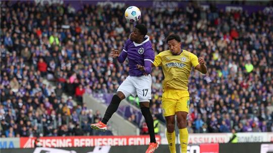 Christian Conteh (l) wechselt nach einem Jahr in Osnabrück zu Eintracht Braunschweig.