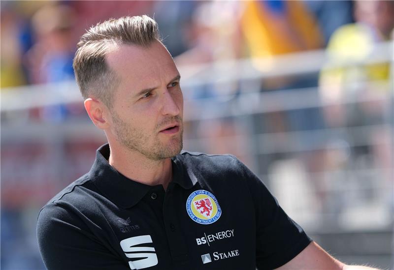 Ex-Braunschweiger neuer Sportdirektor bei Rot-Weiss Essen Christian Flüthmann wartet vor dem Spiel in der Arena.