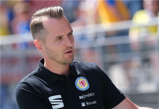 Christian Flüthmann wartet vor dem Spiel in der Arena.