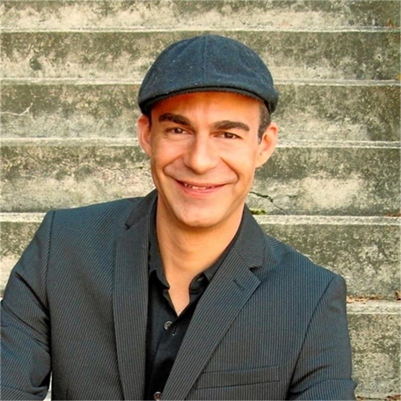 Christian Heckelsmüller begleitet „Alle Jahre Lieder“ am Flügel.  Foto: Privat