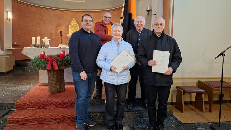 Christian Heldt und Norbert Baumgart (hinten v.li.) sowie (vorne, v.li.) Dennis Tewes, Barbara Irmler und Bernward Köbbel gedenken Adolph Kolping.