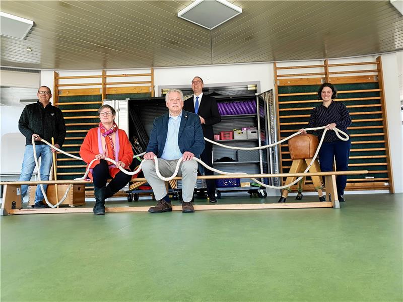 Turnhalle für Hahnenklee: Statt Kaffee fließt jetzt der Schweiß Christian Hellmeier (li.) und Isabel Junior (re.) von der HTG umrahmen (v.li.) Martina Riethus-Petermann und Heinz Schrader von der Sportgemeinde sowie Markus Creydt vom Vorstand der Volksbank Nordharz. Foto: Sowa