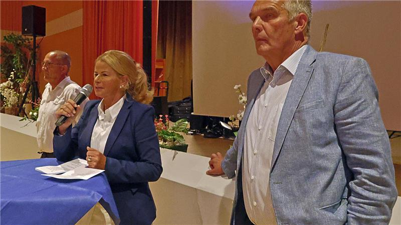 Christian Hellmeiner (l.), Urte Schwerdtner und Meinhard Fulst begrüßen die Helferinnen und Helfer.