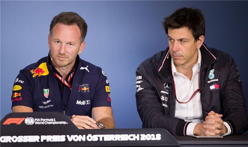 Eine weitere „Märchenstunde”? - Red Bull gegen die Rivalen Christian Horner (l), Red Bull Racing Teamchef, und Toto Wolff, Mercedes-Motorsportchef, nehmen an einer Pressekonferenz teil.