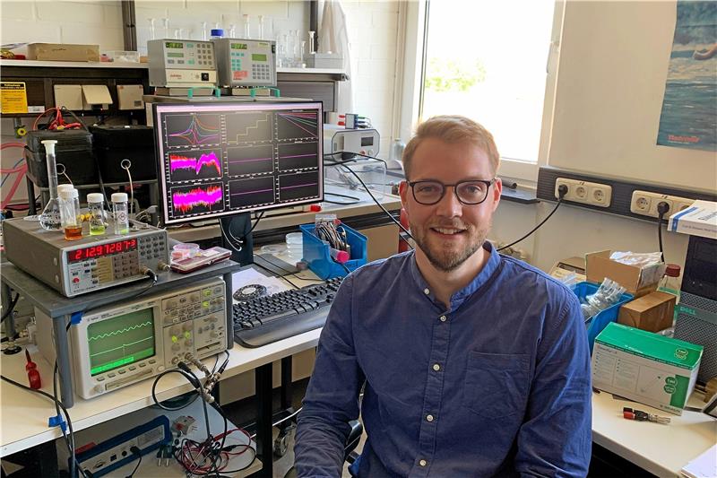 Clausthaler Doktorand trifft 35 Nobelpreisträger Christian Leppin – hier an seinem Arbeitsplatz im Clausthaler Institut für Physikalische Chemie – freut sich auf eine Woche im Kreise von Nobelpreisträgern. Foto: Privat