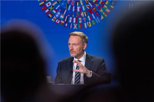 Christian Lindner (FDP), Bundesminister der Finanzen, spricht bei einer Pressekonferenz bei der Jahrestagung des Internationalen Währungsfonds und der Weltbank in Marrakesch.