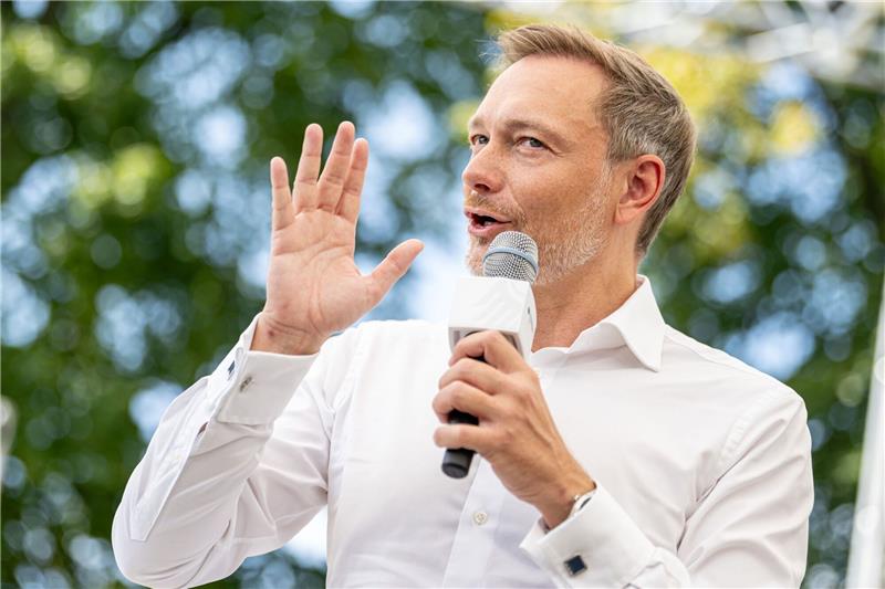 Ampelstreit um Kinderarmut und Kindergrundsicherung Christian Lindner (FDP), Bundesminister der Finanzen, spricht beim Ministerdialog am Tag der offenen Tür der Bundesregierung mit Besuchern.