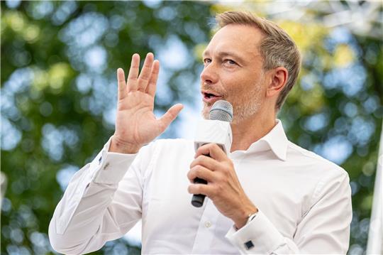 Christian Lindner (FDP), Bundesminister der Finanzen, spricht beim Ministerdialog am Tag der offenen Tür der Bundesregierung mit Besuchern.