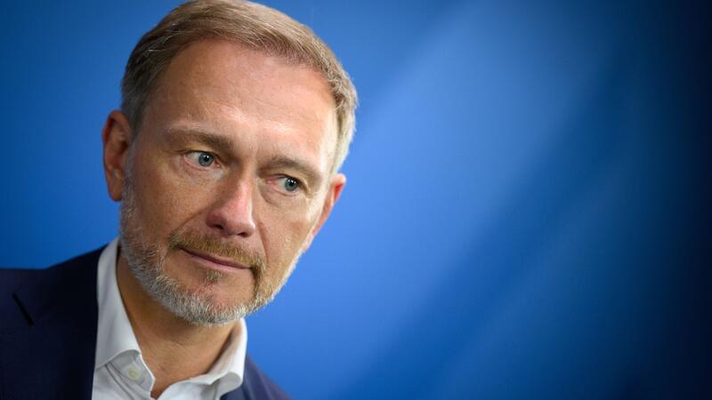 Lindner plant Steuerentlastung von 23 Milliarden Euro Christian Lindner (FDP), Bundesminister der Finanzen, will die Steuerzahler in den kommenden Jahren entlasten.