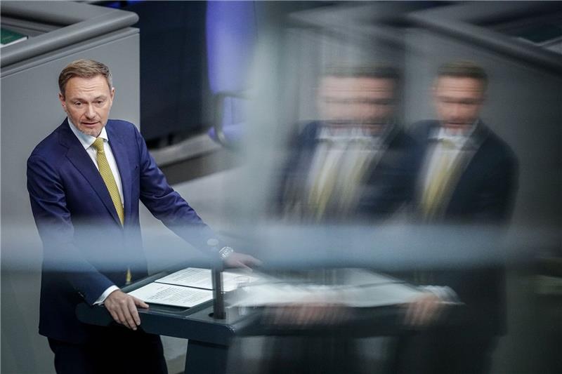 Lindner: Im Haushalt umschichten statt neuer Schulden Christian Lindner (FDP) spricht im Plenum des Bundestags zum geplanten Nachtragshaushalt.