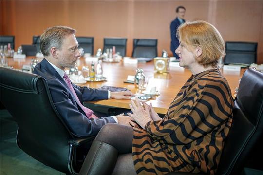 Christian Lindner (FDP) und Lisa Paus (Bündnis 90/Die Grünen) in einer Sitzung des Bundeskabinetts im Bundeskanzleramt.
