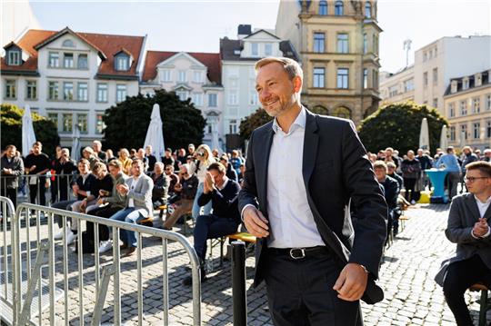 Christian Lindner bei einem Termin in Braunschweig während des Wahlkampfes im Jahr 2022. Sein eigenes Verhalten will er angesichts der jüngsten Angriffe auf Politiker nicht ändern (Archivbild).