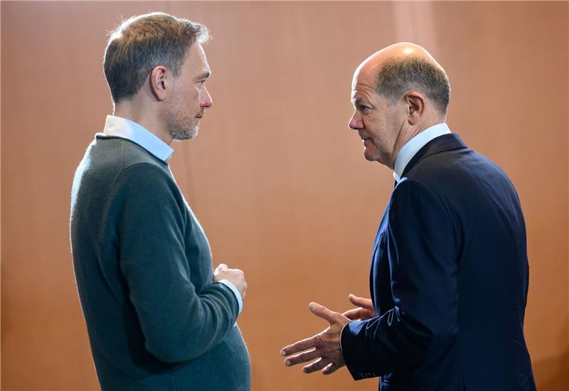Lindner findet Neubau „entbehrlich”: Kanzleramt soll sparen Christian Lindner (l.) und Olaf Scholz zu Beginn einer Kabinettssitzung im Bundeskanzleramt.