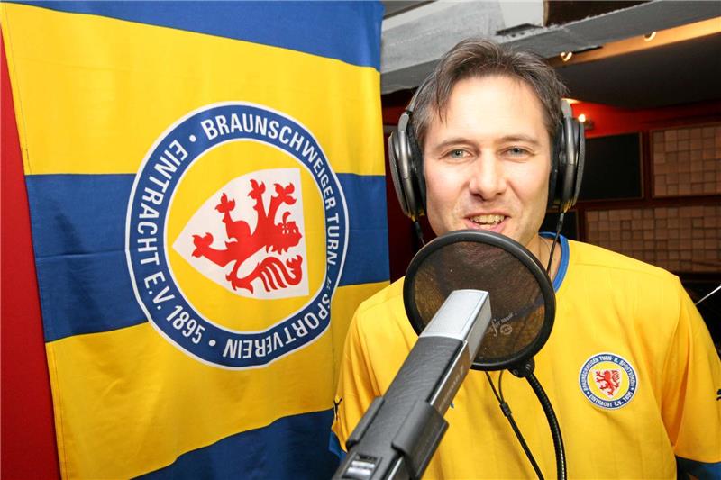 Christian Luthardt in seinem Tonstudio – noch einmal singt er das „Liebeslied für den BTSV“ ein. Natürlich muss er dabei das Trikot tragen.  Foto: Gereke