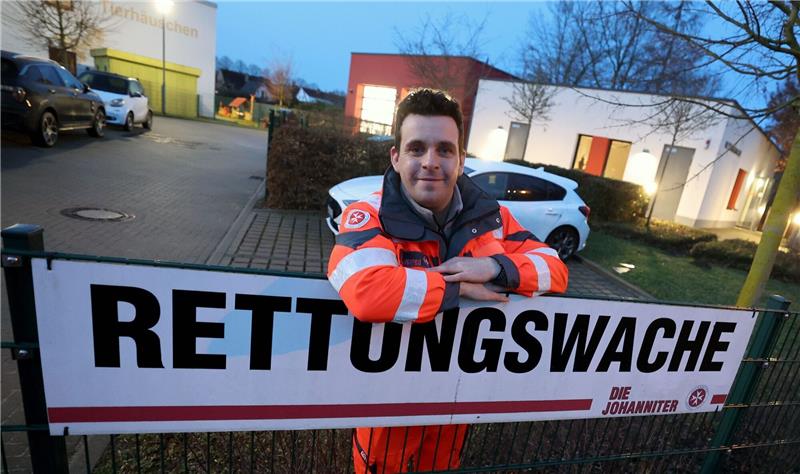 Christian Manshen beginnt seine 12-Stunden-Schicht in der Rettungswache.