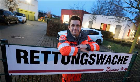 Christian Manshen beginnt seine 12-Stunden-Schicht in der Rettungswache.